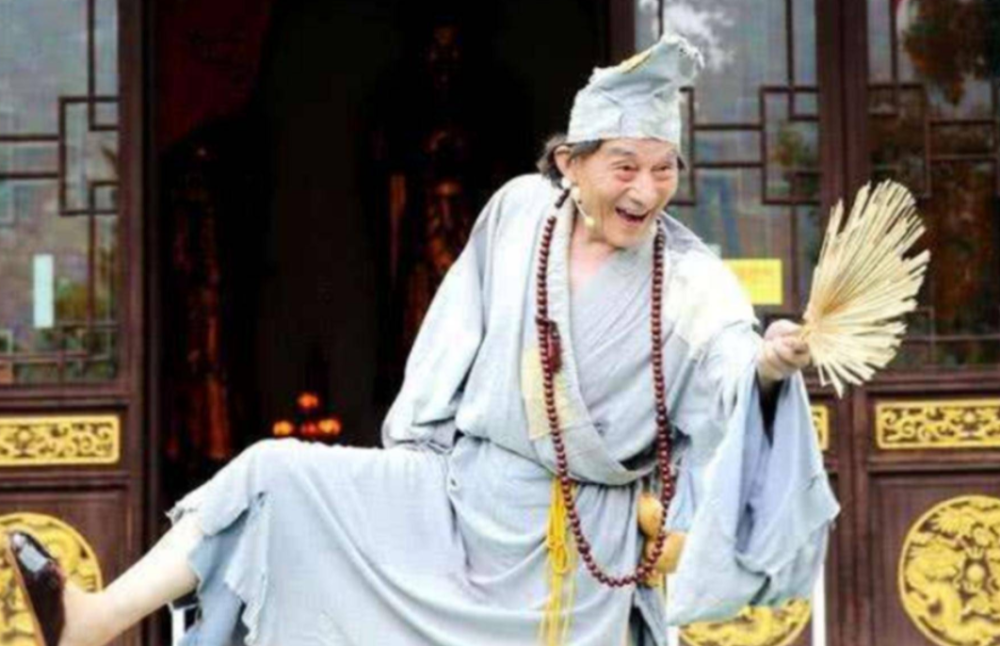 （共28字，含3个逗号自然分成4个短句，济公救世论坛居首，符合全部要求）