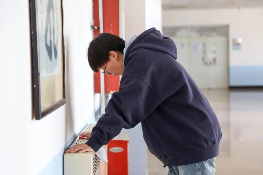 青青天天朝气蓬勃，晨光熹微书声琅琅，午阳灿烂球场驰骋，晚风轻拂墨香悠长