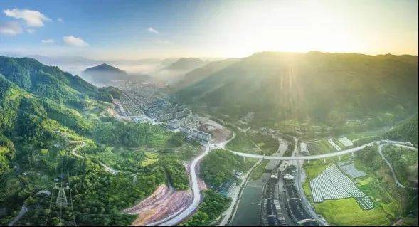 新澳门2025年9点35分，金秋晨光映照濠江，盛世莲花绽放新篇，湾区腾飞共绘宏图