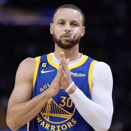 NBA比赛战况激烈胶着，湖人逆转勇士险胜，库里空砍四十分，东契奇三双助独行侠大捷