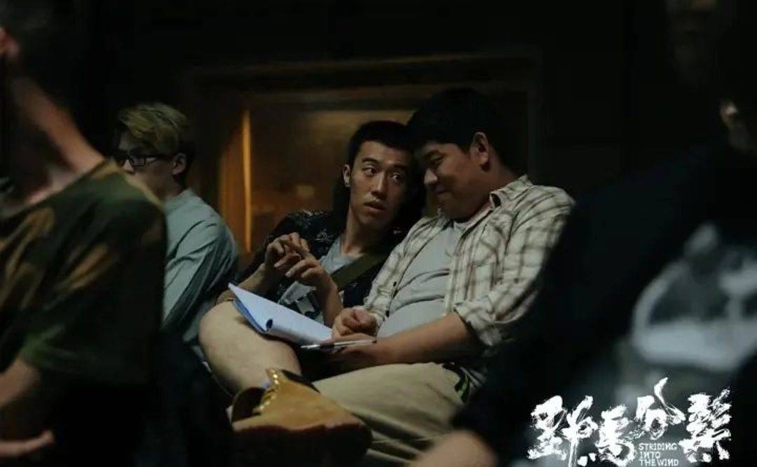 回归首球！里夫斯弧顶借掩护轰进超远三分，湖人替补席瞬间沸腾，对手被迫紧急暂停，这记关键三分点燃全场激情