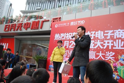 管家婆王中王铁箕盘开奖结果今日揭晓，彩民翘首期盼多时，幸运号码震撼出炉，大奖得主喜笑颜开