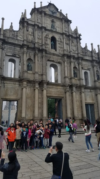 新澳门大三巴一肖二河南雨纯，风景如画游人如织，豫州大地细雨绵绵，纯真笑容温暖人心