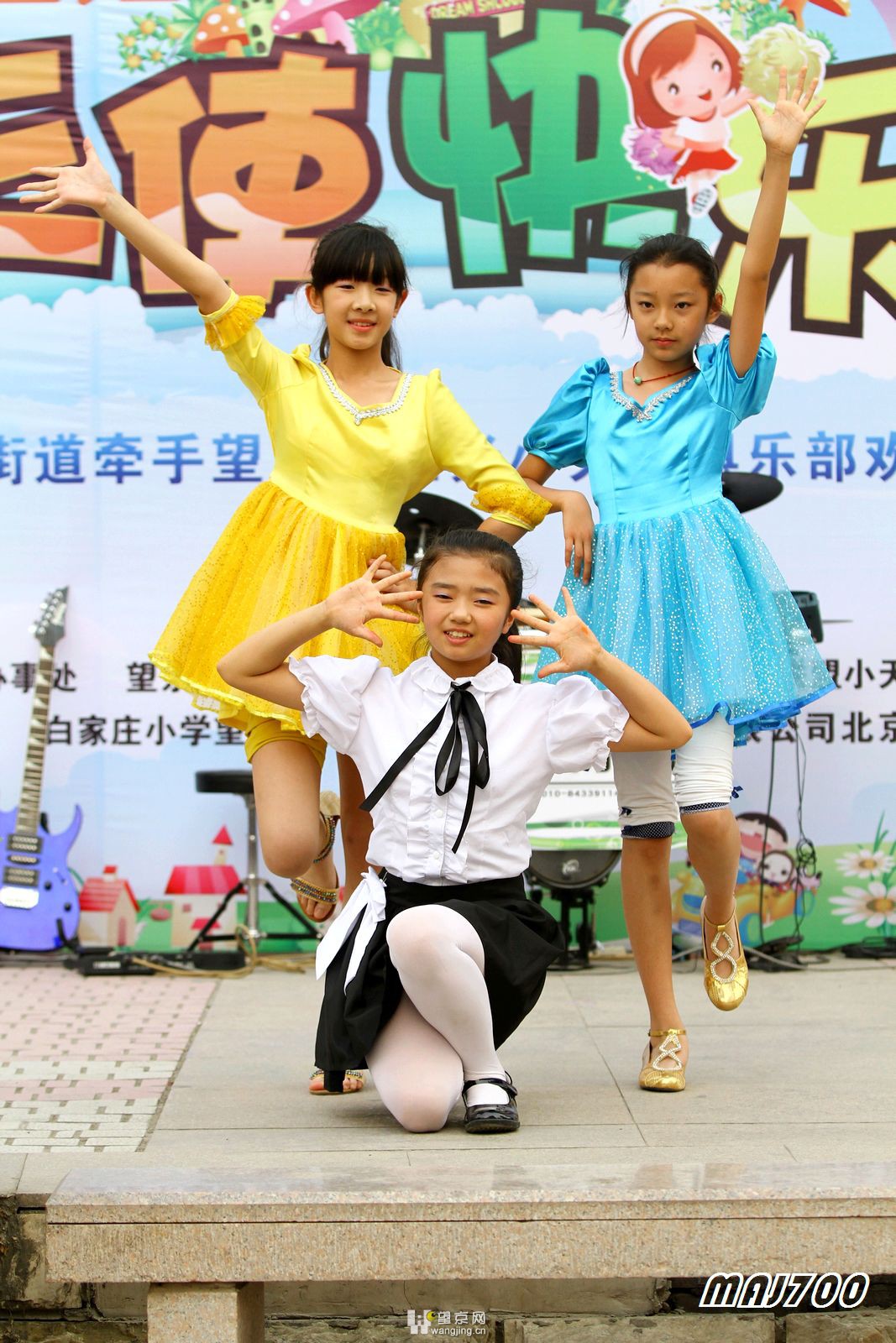 马会生活幽默，乐趣无处不在，骑手与马儿共舞，演绎欢乐时光